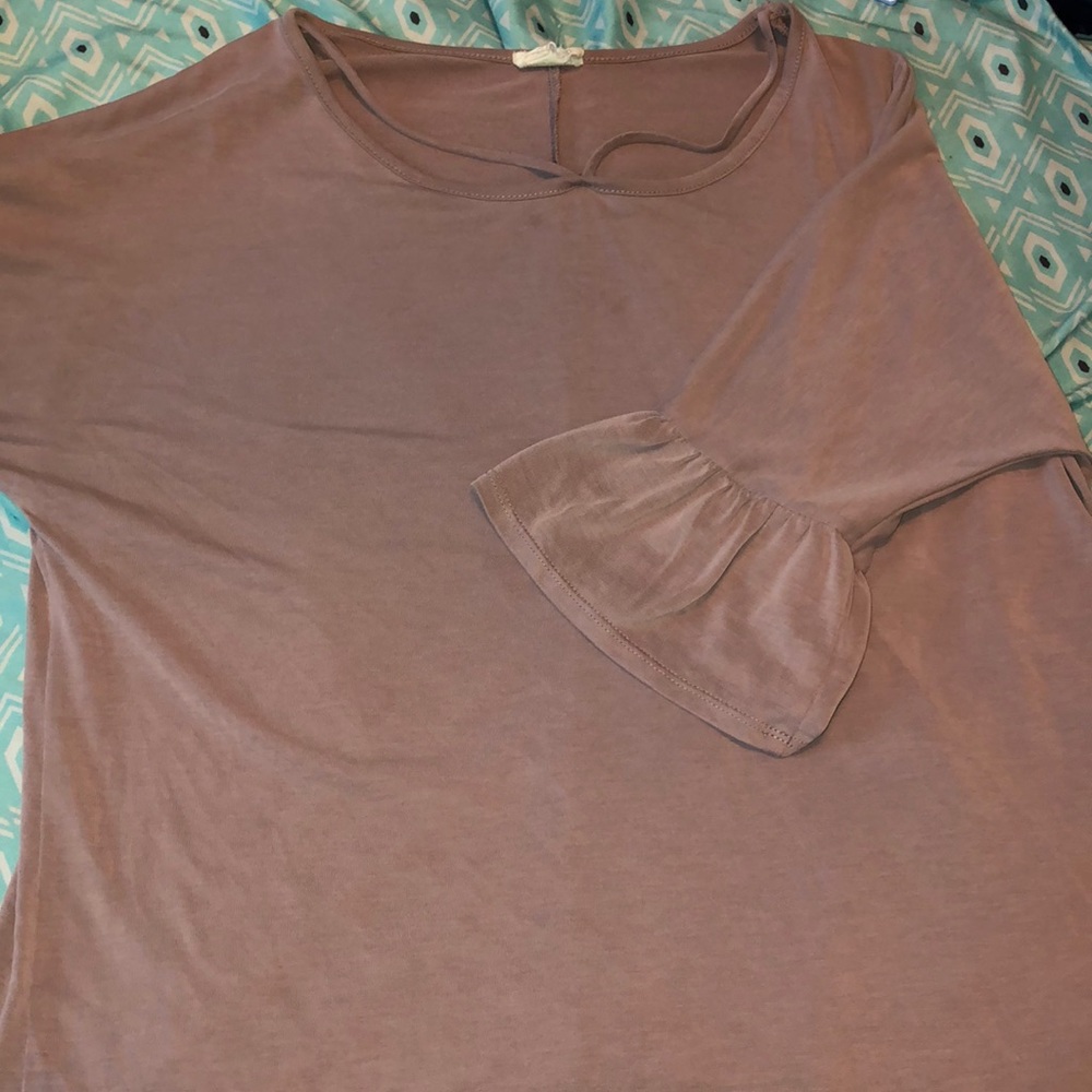Cute mauve top with wider sleeves